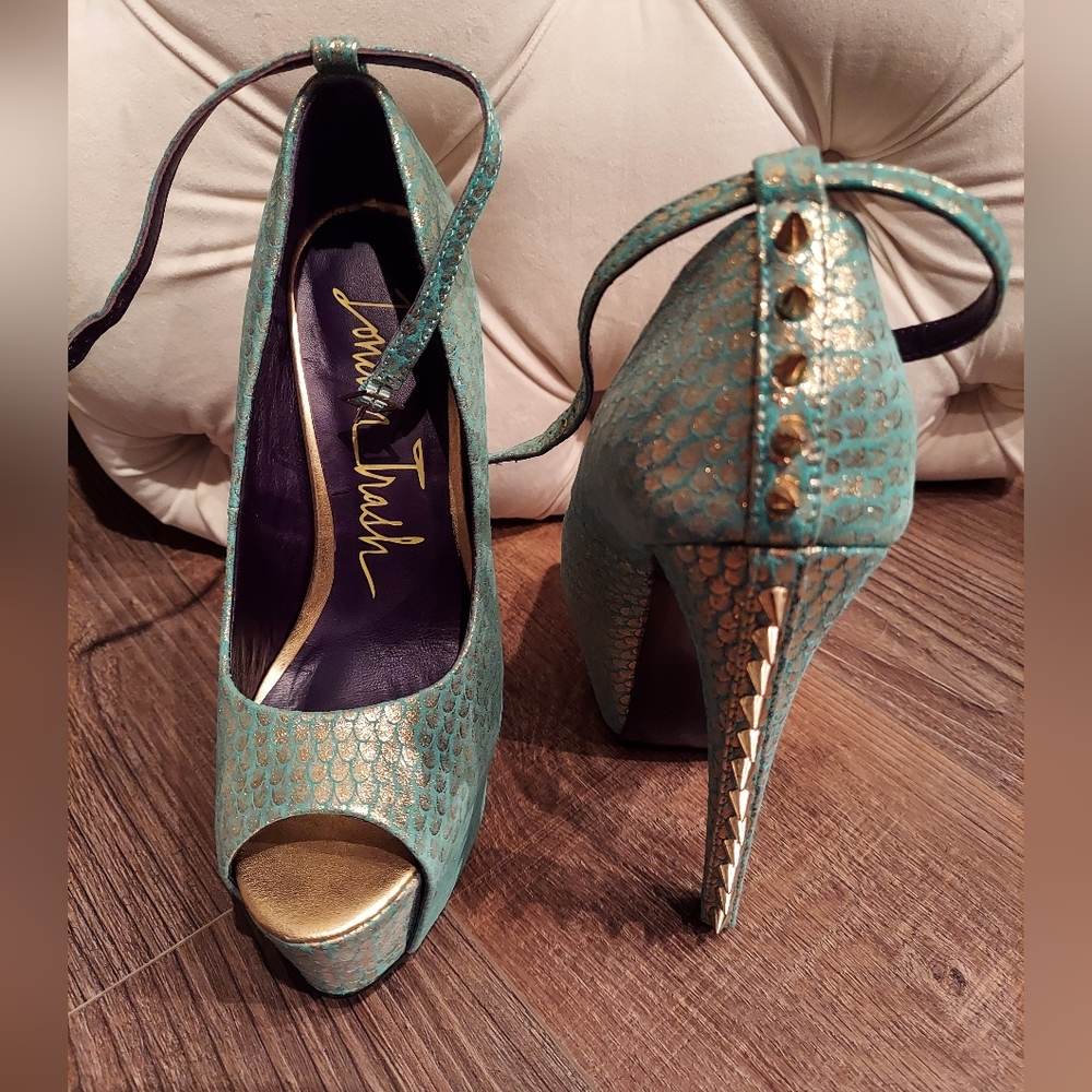 Women's size 7 heels - Picture 3 of 6